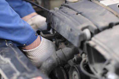 Çalışan bir araba motoru tamir