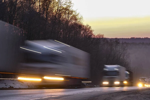 Camiones en una carretera —  Fotos de Stock