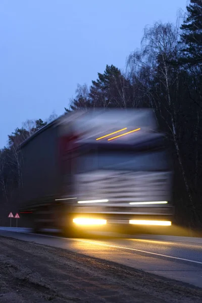 Camiones en una carretera —  Fotos de Stock