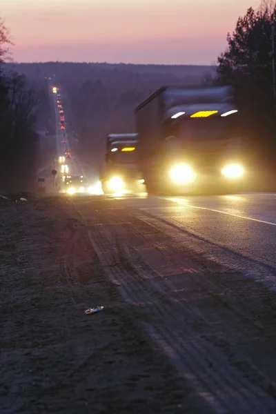 Camiones en una carretera — Foto de Stock