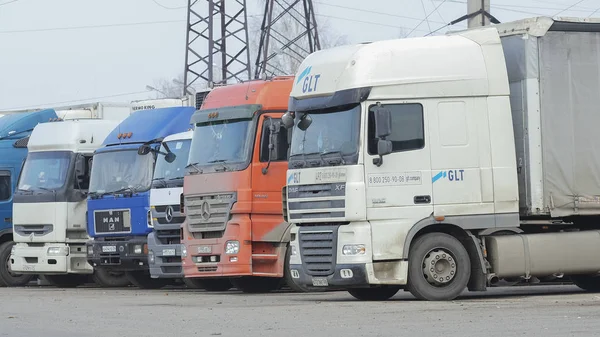Vrachtwagens op een parking Kaloega — Stockfoto