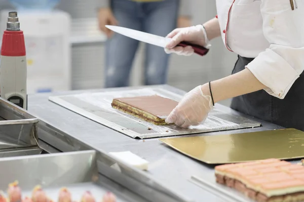 Confectioner makes cakes — Stock Photo, Image