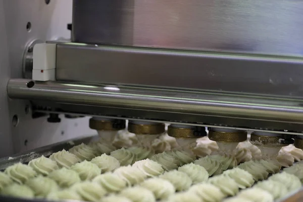 Produção de biscoitos em uma padaria — Fotografia de Stock