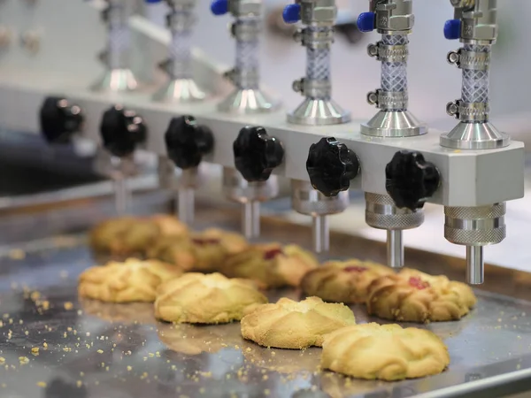 Producción de galletas en una panadería — Foto de Stock