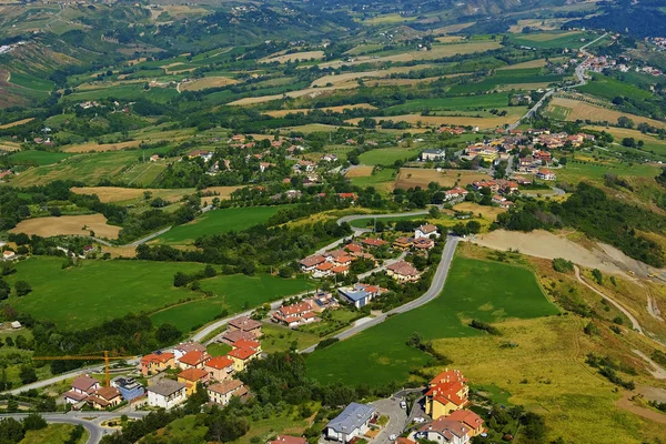 Panorama s výhledem na okolní oblasti San Marino — Stock fotografie