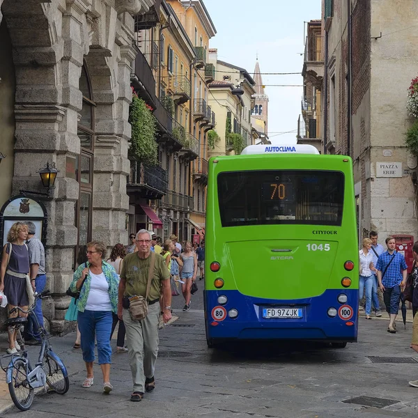 Autobús en el centro de Verona — Foto de Stock