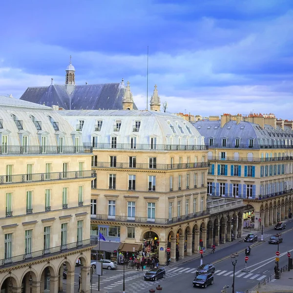 Vista do Louvre para uma rua no centro de Paris — Fotografia de Stock