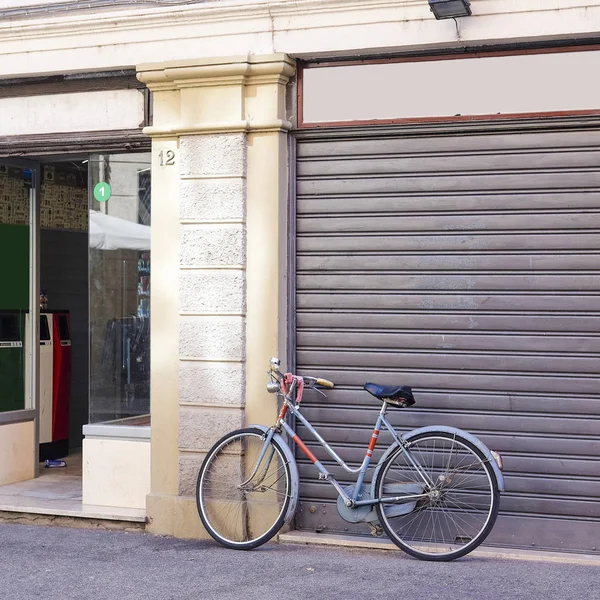 Bicicleta en una calle en el centro de Vicenza — Foto de Stock