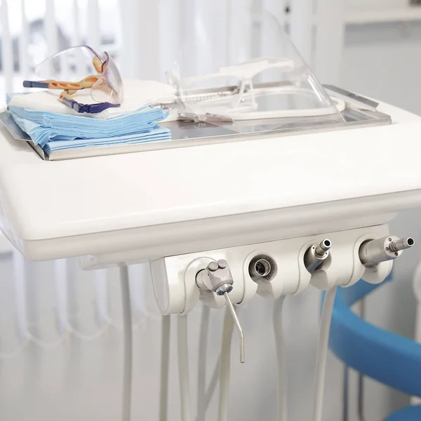 Attrezzatura di una moderna sala dentale — Foto Stock