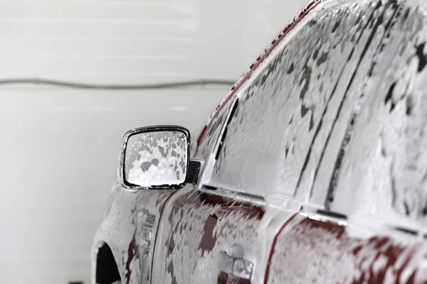 Voiture dans une station de lavage de voiture — Photo