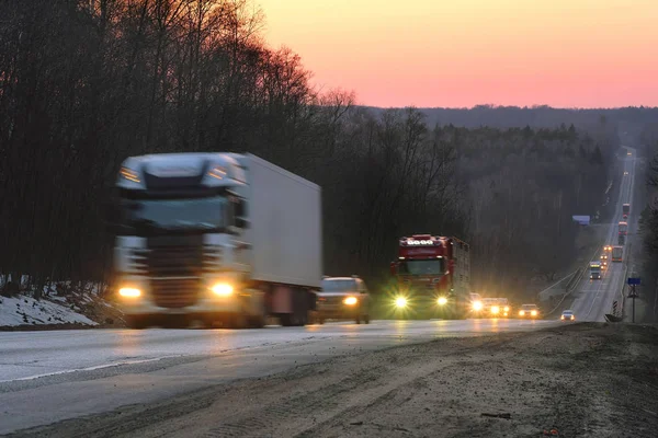 Lastwagen an einem Abend auf einer Autobahn — Stockfoto
