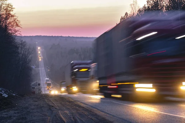 Camion su un'autostrada in una sera — Foto Stock