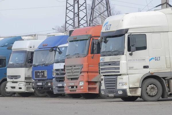 Caminhões em um estacionamento em Kaluga — Fotografia de Stock