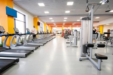  fitness salonunda koşu bandı
