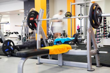 fitness salonunda ağırlık 