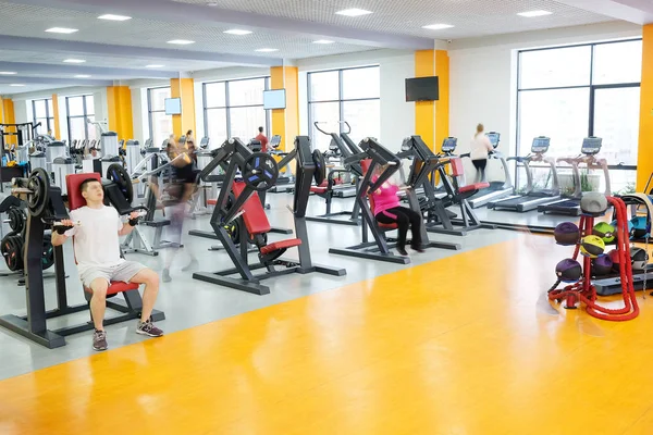 Interior de uma sala de fitness — Fotografia de Stock