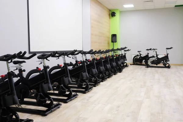 Fitness hall com bicicletas esportivas — Fotografia de Stock