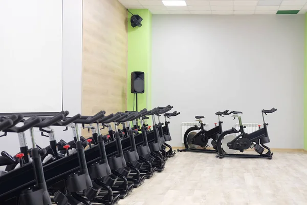 Sala fitness con bici sportive — Foto Stock