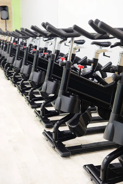 Fitness zaal met sport fietsen — Stockfoto