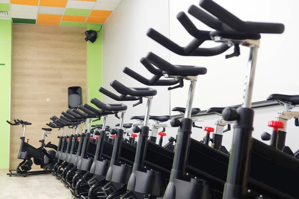 Fitness hall com bicicletas esportivas — Fotografia de Stock