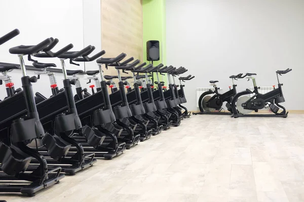 Sala de fitness con bicicletas deportivas —  Fotos de Stock