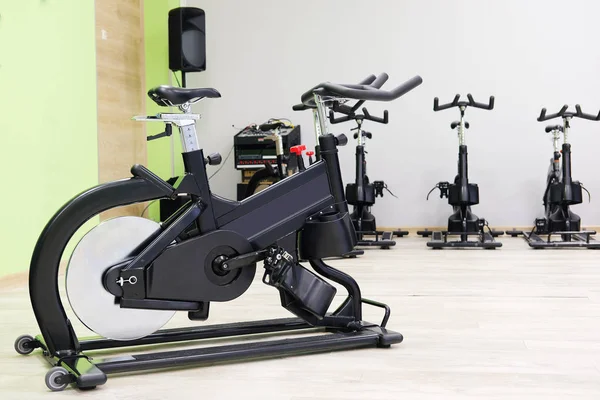 Fitness hall com bicicletas esportivas — Fotografia de Stock