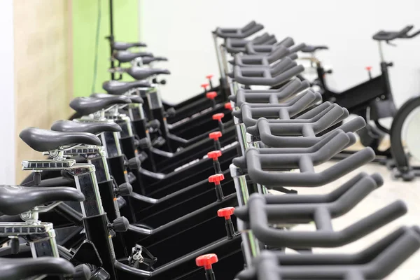 Fitness zaal met sport fietsen — Stockfoto