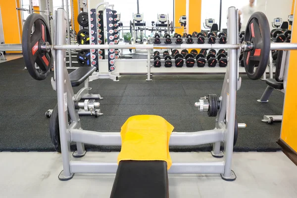 Pesos em uma sala de fitness — Fotografia de Stock