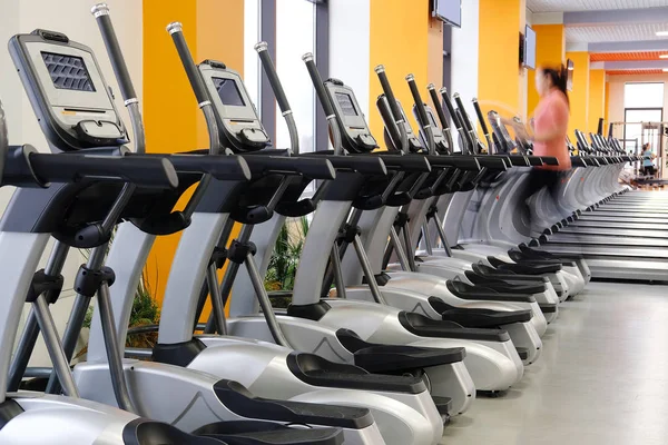 Loopbanden in een fitness zaal — Stockfoto