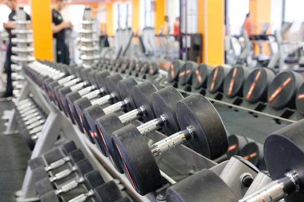 Pesos em uma sala de fitness — Fotografia de Stock