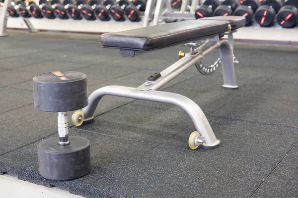 Pesas en un gimnasio —  Fotos de Stock