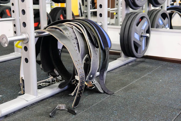 Cinturones de pesas en un gimnasio — Foto de Stock