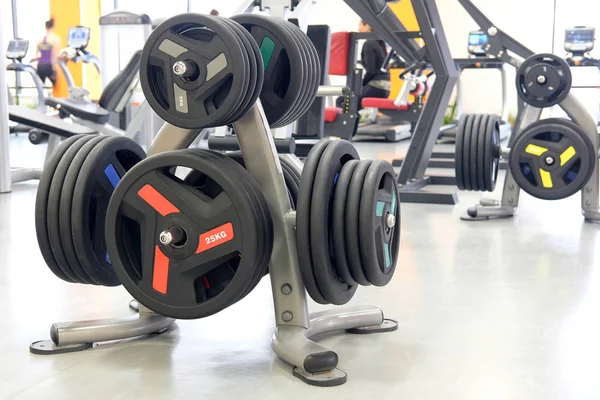 Pesos em uma sala de fitness — Fotografia de Stock