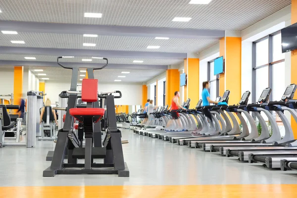 Laufbänder in einer Sporthalle — Stockfoto