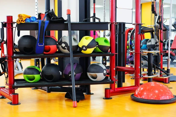 Equipamento de fitness em um estande — Fotografia de Stock