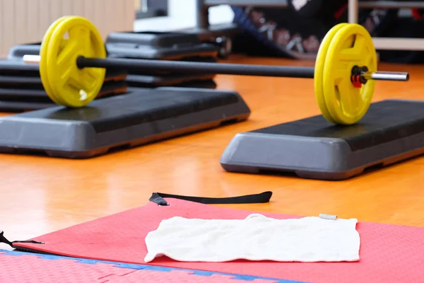 Pesos em uma sala de fitness — Fotografia de Stock