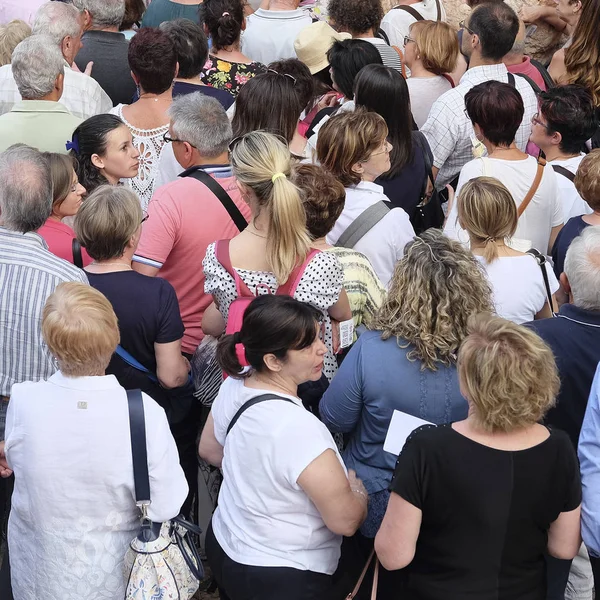 Menigte toeschouwers in de buurt van de ingang van de Arena van Verona — Stockfoto