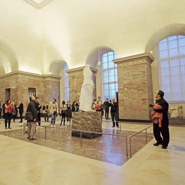 Um dos salões no Louvre — Fotografia de Stock
