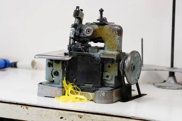 Профессиональная швейная машина — стоковое фото