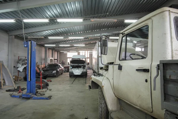 Insidan av en bil reparation station — Stockfoto