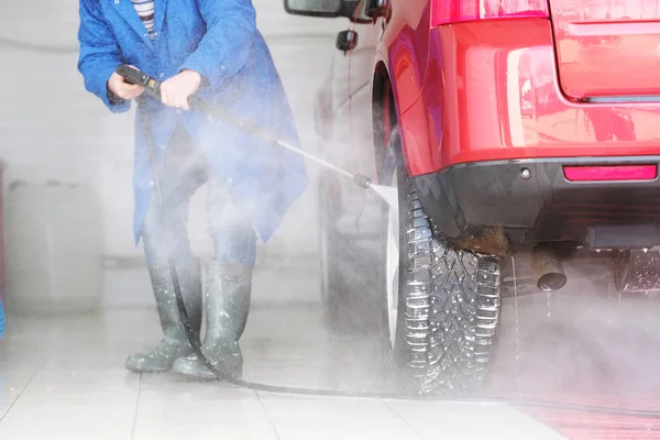 Voiture dans une station de lavage de voiture — Photo