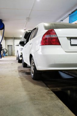 Arabanın içinde bir araba onarım istasyonu