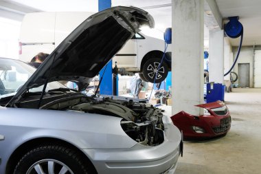 Arabanın içinde bir araba onarım istasyonu