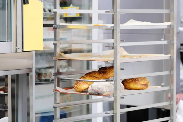 Pão no suporte em uma padaria — Fotografia de Stock