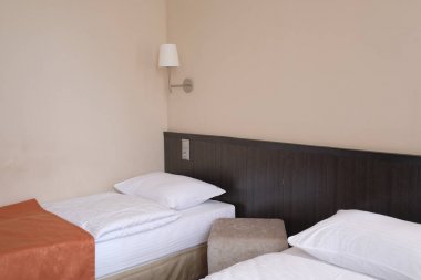 Bir otel odasının içinde.