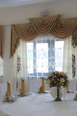 Cafe servis verilen tablolarla