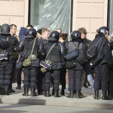 Moskova'da bir protesto gösterisi üzerinde polis