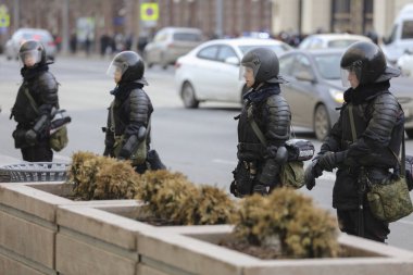 Moskova'da bir protesto gösterisi üzerinde polis