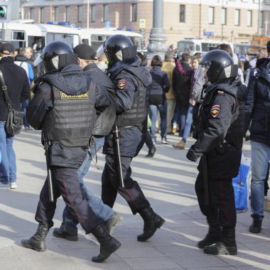 Polis tutuklayın bir demonstrant tarihinde Moskova'da bir protesto gösterisi