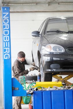 Çalışan bir araba tamir Kaluga istasyonu